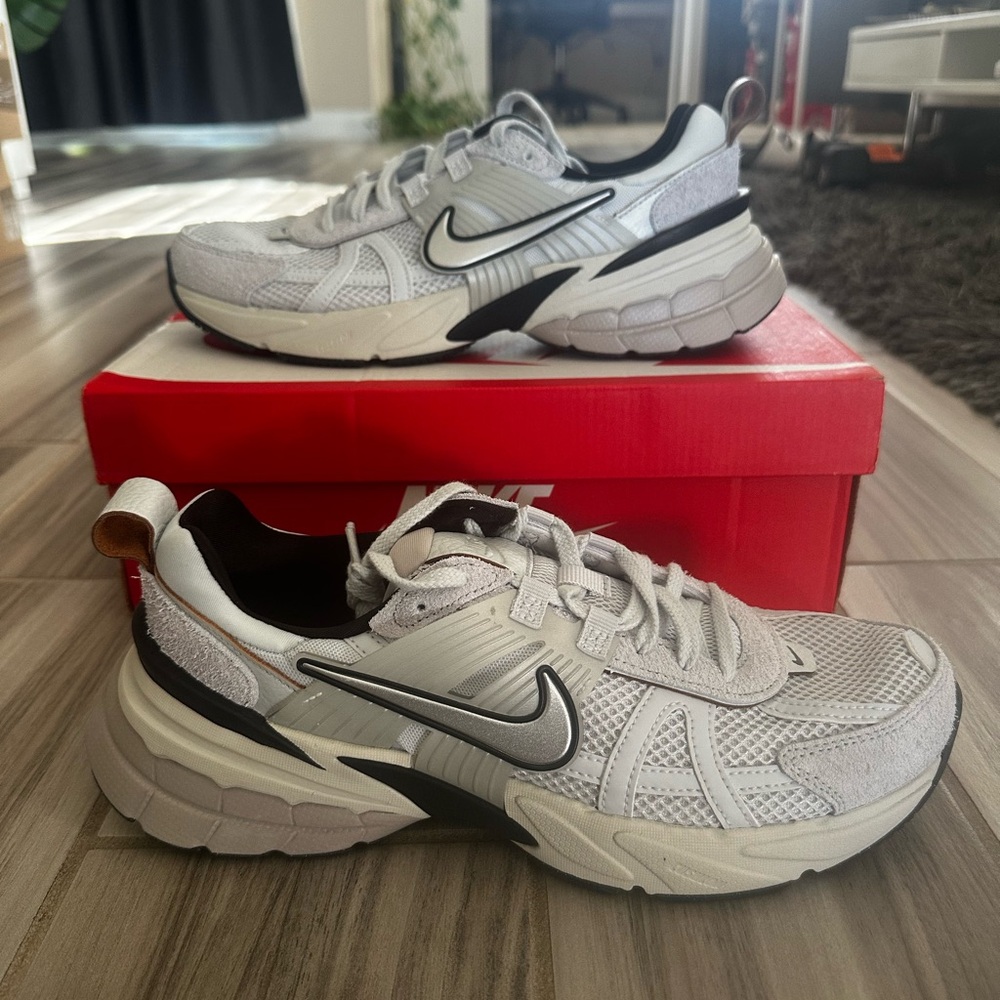 Nike Women's V2K Run Running Shoes - Pure Platinum Chrome FN6703-002